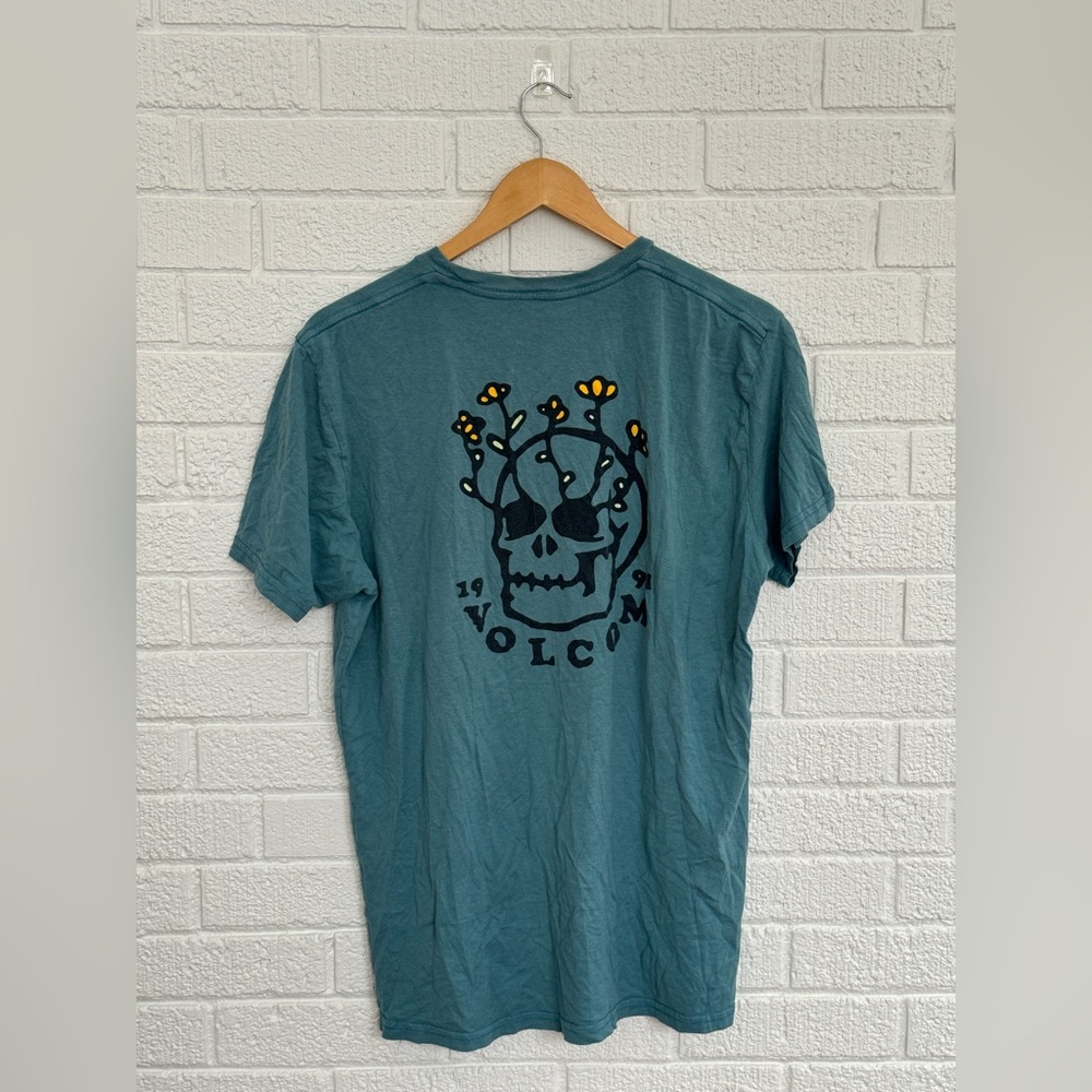 blue skull volcom tee!